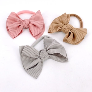 Lot de trois bandeaux pour bébés avec nœuds en tissu côtelé doux en rose, marron et gris clair