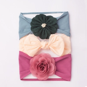 Lot de trois bandeaux élastiques pour bébé avec décorations florales et nœuds assortis