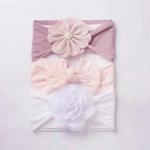 Détails de trois bandeaux pour bébés en tissu souple avec fleurs élégantes et nœuds