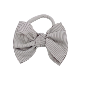 Détail d'un bandeau à nœud en maille côtelée grise pour bébé avec texture douce et élastique