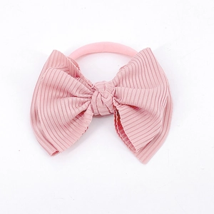 Vue détaillée d'un bandeau à nœud en tissu côtelé rose avec élastique pour bébés