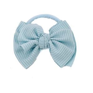 Détail d'un bandeau bébé bleu clair avec un nœud en tissu côtelé et une bande élastique
