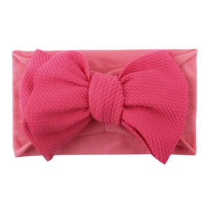 Fascia per neonati in nylon morbido con un grande fiocco a nido d'ape color rosa vivace