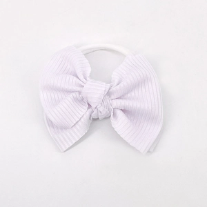 Vue détaillée du bandeau pour bébé avec nœud tricoté lilas sur un élastique blanc souple