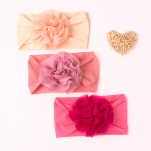 Lot de trois bandeaux unis pour bébé ornés de grandes fleurs en mousseline multicouches