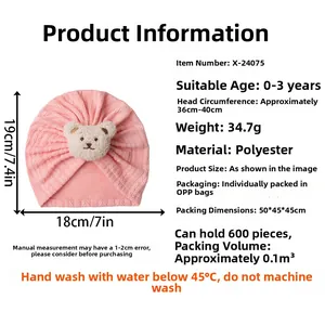 Detailansicht der rosa Baby-Strickmütze mit Bären-Dekor und 19 cm Größenangaben
