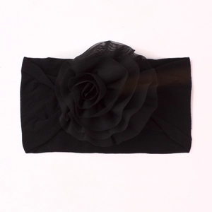 Détail du bandeau bébé noir doux avec une grande fleur en tulle multicouche décorative