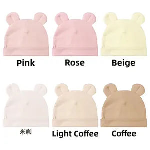 Détail de bonnets en modal pour bébé avec oreilles d'ours en beige et rose poudré