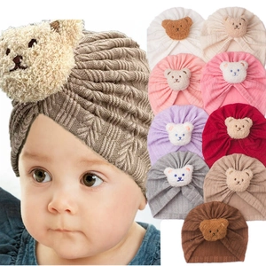 Detailansicht von Baby Turbanmützen mit 3D-Plüschbären in vielen Farben und Strickmustern