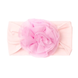 Bandeau bébé en nylon rose doux avec une grande fleur en mousseline multicouche