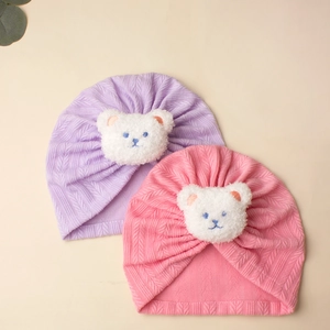 Weiche gestrickte Baby-Turban-Mützen mit Bärenmotiv in Rosa und Lila für Neugeborene