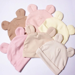 Bonnets bébé en modal doux avec oreilles d'ours et bord roulé en six tons neutres