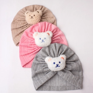 Dreierpack Neugeborenen Turban Mützen mit süßem Plüschbär-Aufnäher in Grau Rosa und Braun