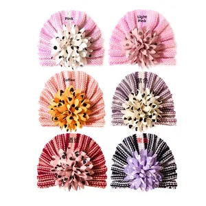 Détail du lot de 6 bonnets turban bébé avec grands nœuds de fleurs en tissus multicolores