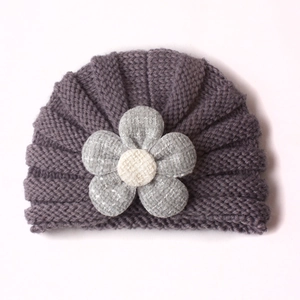 Dunkel lila-graue Baby-Turban-Strickmütze mit einer großen Blume aus grauem Tweed-Stoff