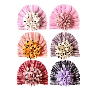 Assortiment de bonnets tricotés pour bébés avec grandes fleurs en tissu pour nourrissons