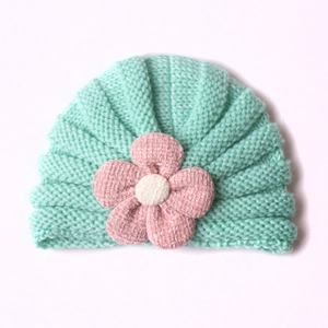 Minzgrüne Baby Strickmütze mit rosa Blume für wohlige Wärme im Herbst und Winter