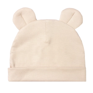 Détail du bonnet pour bébé en modal doux avec oreilles d'ours et texture en maille