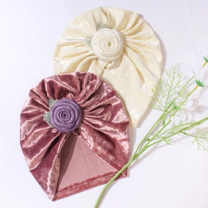 Detail von Baby-Samtmützen in Creme und Altrosa mit handgefertigten 3D-Blumenakzenten
