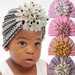 Bonnet turban tricoté pour bébé avec grande fleur 3D et motifs à rayures colorées