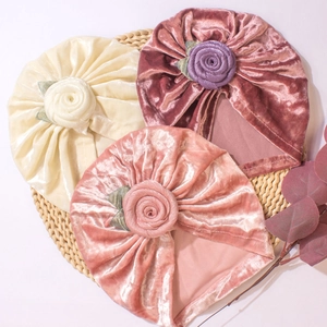 Weiche Samt-Babymützen mit 3D-Rosen und Blättern Dekoration für Kleinkinder im Winter