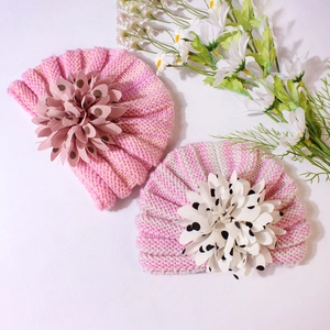 Bonnets en tricot rayés rose et blanc pour bébé avec de grandes fleurs 3D à pois