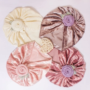 Detailliertes Set aus vier Baby-Turbanen aus Samt in Creme, Rosa und Lila mit 3D-Blumen