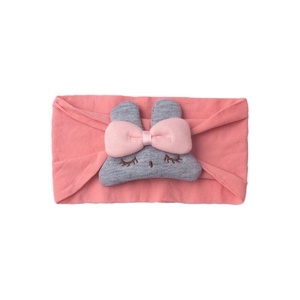 Detailansicht vom rosa Strickstirnband für Babys mit Hasenstickerei und 3D Schleife