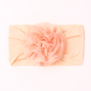 Bandeau bébé en nylon rose avec une grande fleur en mousseline à plusieurs couches