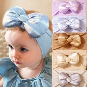 Elastisches Baby Stirnband mit großer Satinschleife und weichem Strickband in Pastelltönen