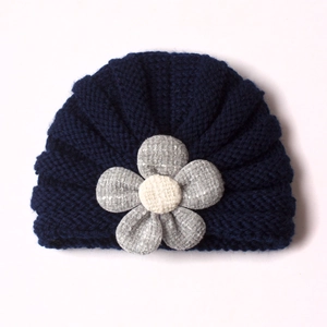 Dunkelblaue gestrickte Baby-Turbanmütze mit grauer Stoffblume für Säuglinge und Kleinkinder