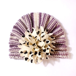 Bonnet en tricot rayé violet et blanc pour bébé avec grande fleur 3D à motifs cœurs