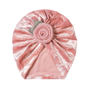 Rosa Baby-Turbanmütze aus Samt mit großer Rose und Goldblatt für warme Herbsttage