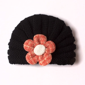 Schicke schwarze Baby-Strickmütze mit handgefertigter orangefarbener Blüte