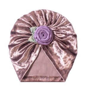 Braune Baby-Turban-Mütze aus Samt mit einer lila handgefertigten Seidenrose