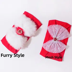 Détail de bandeaux de Noël rouges pour bébé avec gemme de cœur, pompon et nœud en résille