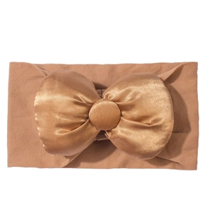 Detailaufnahme des Baby-Stirnbands mit Satin-Schleife und elastischem Baumwoll-Strickgewebe