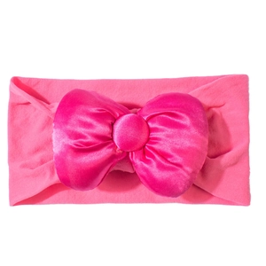 Detailaufnahme eines hellrosa elastischen Baby-Stirnbands mit großer Satin-Schleife