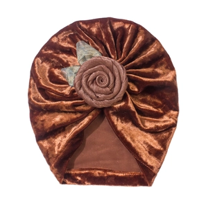 Dunkelbraune Baby-Turbanmütze aus Samt mit handgefertigter Rose und grünen Blättern