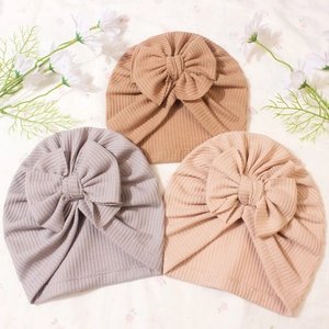 Lot de trois bonnets en maille gaufre pour bébé avec grands nœuds marron, gris et rose