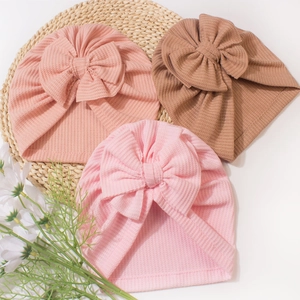 Bonnets en maille gaufrée pour bébés avec nœuds en rose, corail et marron