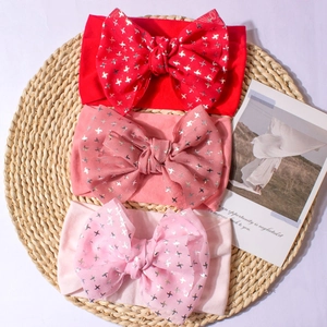 Lot de trois bandeaux pour bébé avec nœuds en maille étoilée scintillante sur tapis