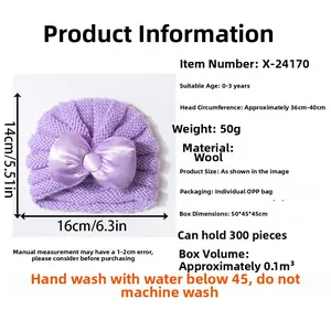 Vue détaillée du bonnet en tricot violet pour bébé avec grand nœud en satin et mesures