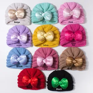 Présentation de bonnets turbans tricotés pour bébé avec de grands nœuds en onze couleurs