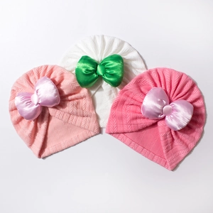 Lot de 3 bonnets turbans pour bébé avec grands nœuds en satin rose, blanc et rouge