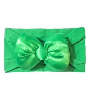 Elastische baby hoofdband met grote felgroene satijnen strik en centraal detail