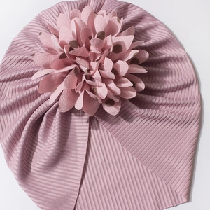 Turban plissé rose pour bébé avec grande fleur à pois marron et texture douce