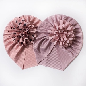 Bonnets turban côtelés pour bébé avec fleurs à pois et détails froissés en rose pastel