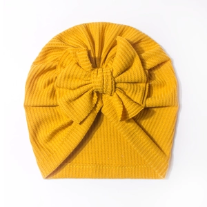 Bonnet turban bébé jaune vif en maille côtelée avec un grand nœud décoratif