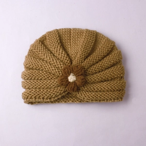 Bonnet en tricot marron clair pour bébé avec une décoration florale bicolore élégante